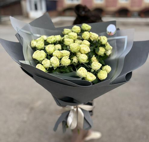 Букет Белые кустовые розы Солинеро в Чудово