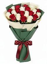Букет Микс из красных и белых роз в Чудово