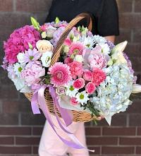 Цветочная композиция из Розы, Хризантемы, Пионы и Лизиантусы в корзине в Чудово
