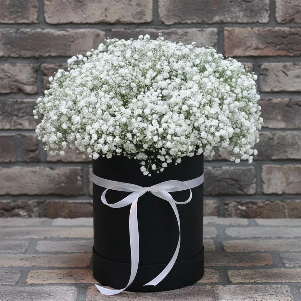 Цветочная композиция из Гипсофила в шляпной коробке в Чудово