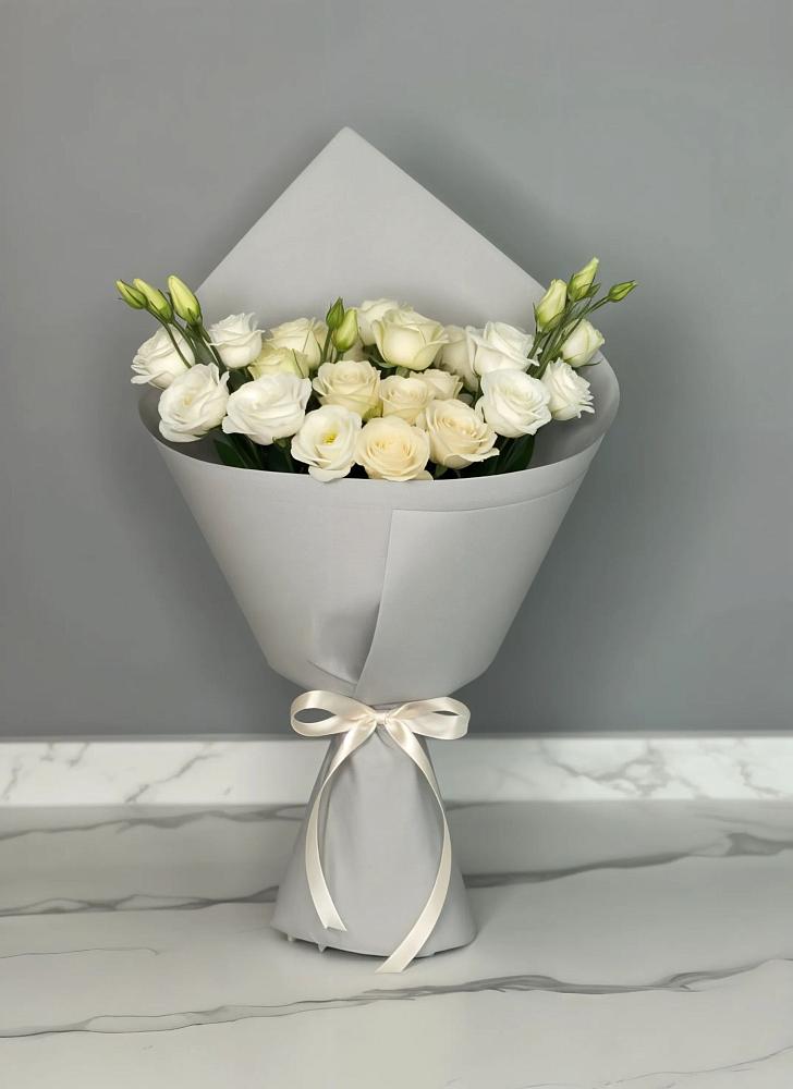 Букет цветов из: Розы и Лизиантусы в Чудово