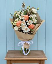Букет цветов из:  Альстромерии, Лизиантусы, Розы и Хризантемы в Чудово