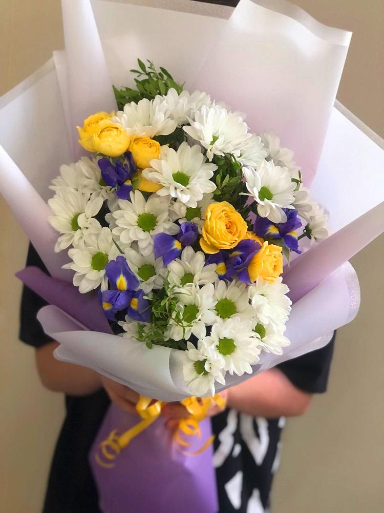 Букет цветов из: Ирисы, Хризантемы и Розы в Чудово