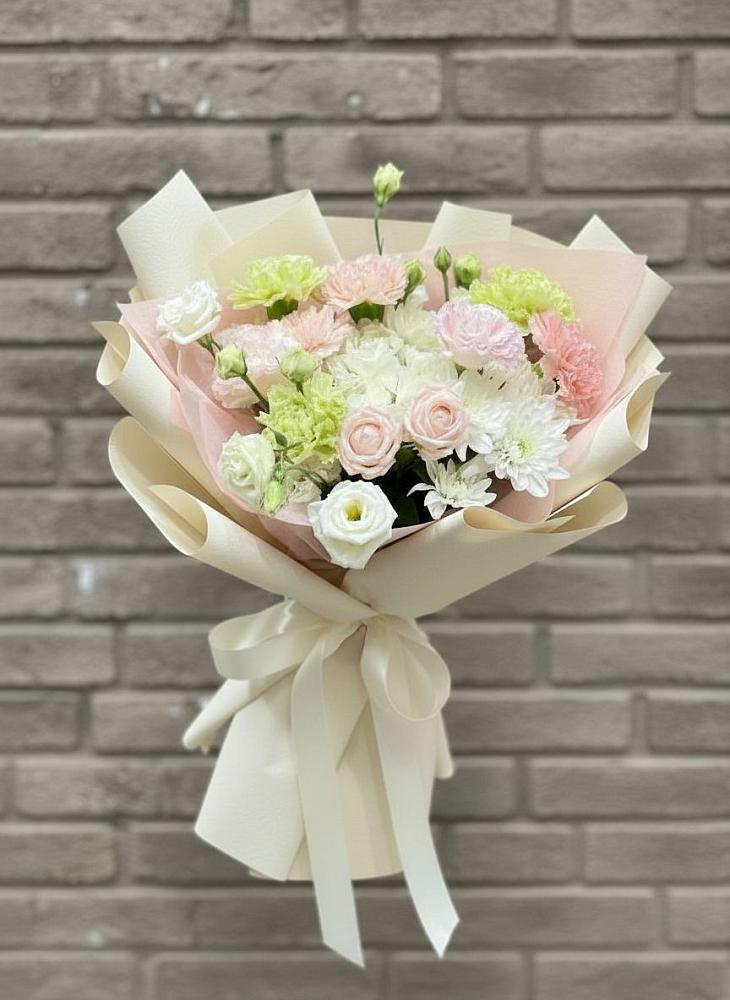 Букет цветов из: Гвоздики, Розы, Лизиантусы и Хризантемы в Чудово