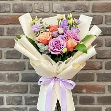 Букет цветов из:  Лизиантусы и Розы в Чудово