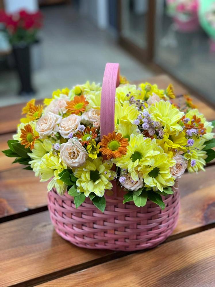 Цветочная композиция из Хризантемы и Розы в корзине в Чудово