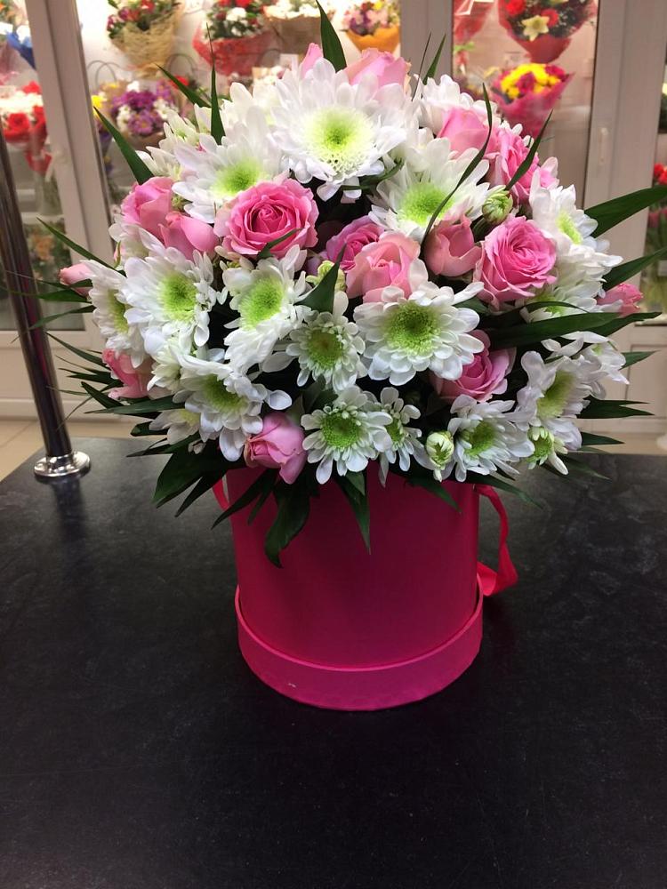 Цветочная композиция из Розы и Хризантемы в шляпной коробке в Чудово