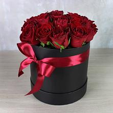 Цветочная композиция из Розы в шляпной коробке в Чудово