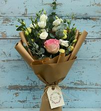 Букет цветов из:  Розы и Лизиантусы в Чудово