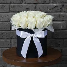 Цветочная композиция из Розы в шляпной коробке в Чудово